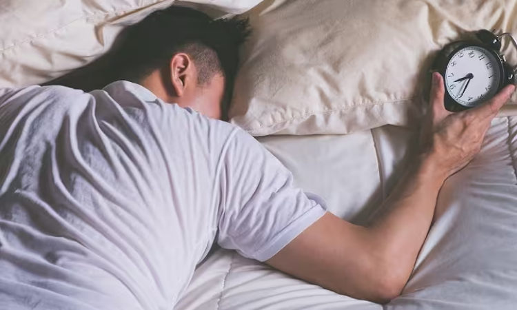 Oversleeping Side Effects: देर तक सोने वाले सुधार लें अपनी आदत, वरना भुगतना पड़ेगा अंजाम