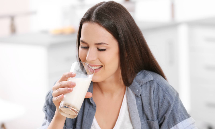 Milk Benefits: दूध में मिलाकर पिएं ये देसी चीज, सेहत के लिए होंगे फायदेमंद