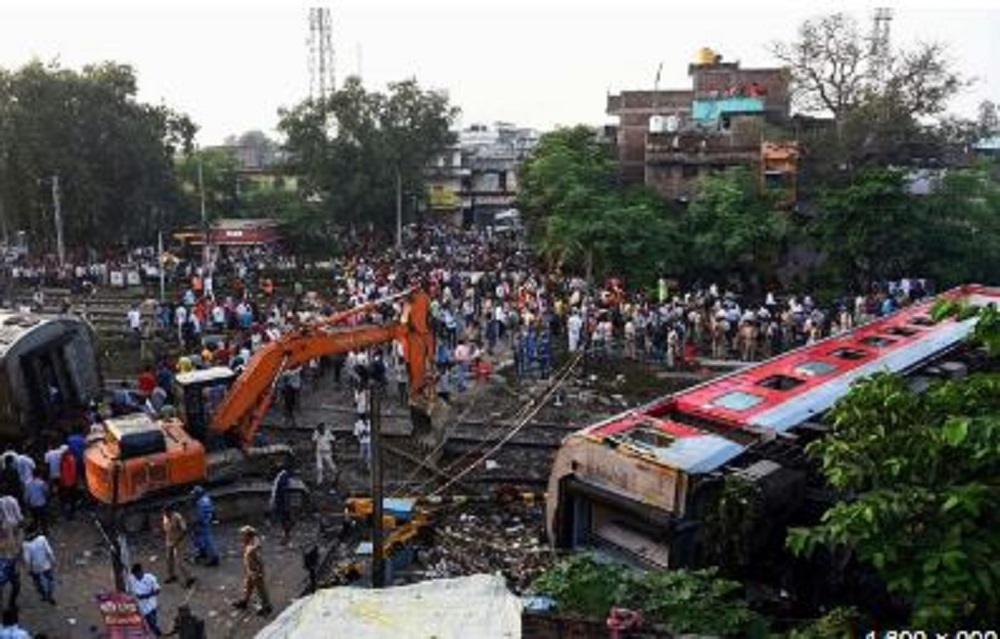 दो ट्रकों के बीच आमने सामने की टक्कर में केबिन के उड़े परखच्चे, जेसीबी की मदद से ड्राइवर का हुआ रेस्क्यू