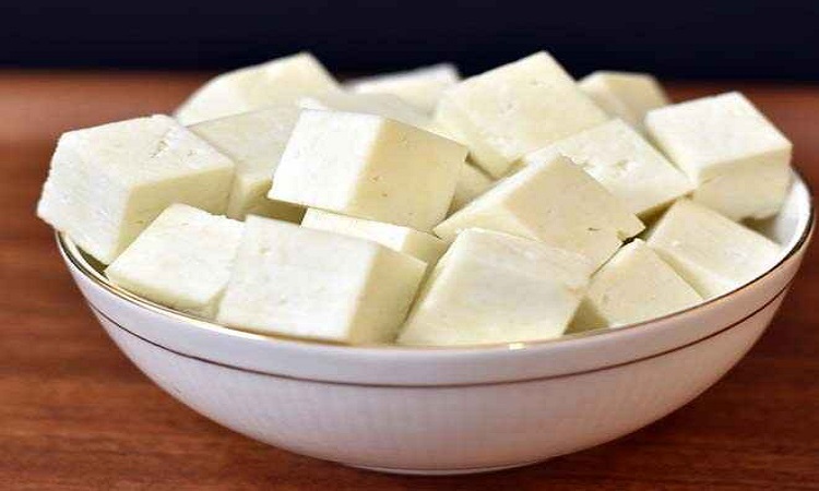 Paneer Ke Fayde: कच्चा पनीर खाने के होते हैं ये गजब के फायदे, दूर रहती हैं ये खतरनाक बीमारियां