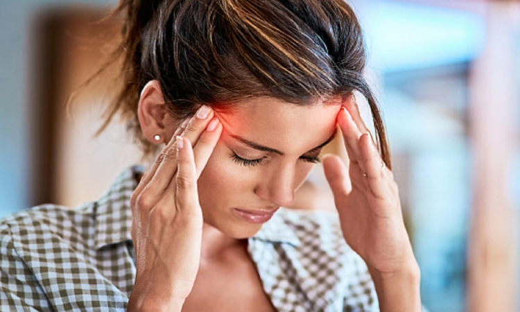 Migraine Symptoms: माइग्रेन बन सकता है आपकी मौत की वजह, जानें इसके लक्षण और बचाव का तरीका