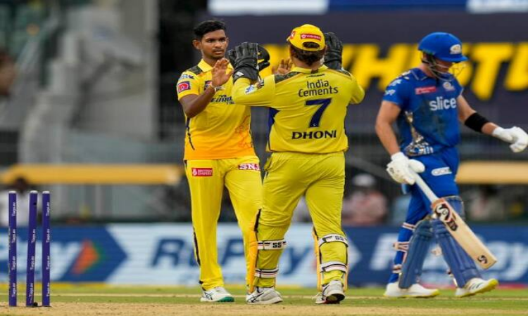 IPL 2024: CSK गेंदबाज ने बोलिंग से पहले छुए माही के पैर फिर Dhoni ने जो किया देखने लायक है