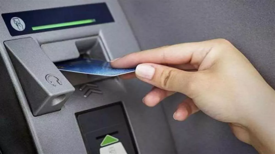 ATM से पैसे निकालते समय बरतें ये सावधानियां, वरना हो जाएगा अकाउंट साफ!