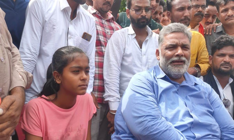 Pappu Yadav: अचानक धरने पर बैठे पप्पू यादव, जानें क्या है पूरा मामला