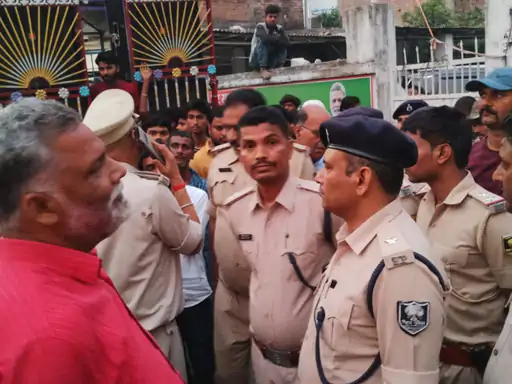 Bihar : पप्पू यादव के ठिकाने पर छापेमारी, प्रचार गाड़ी उठा ले गई पुलिस