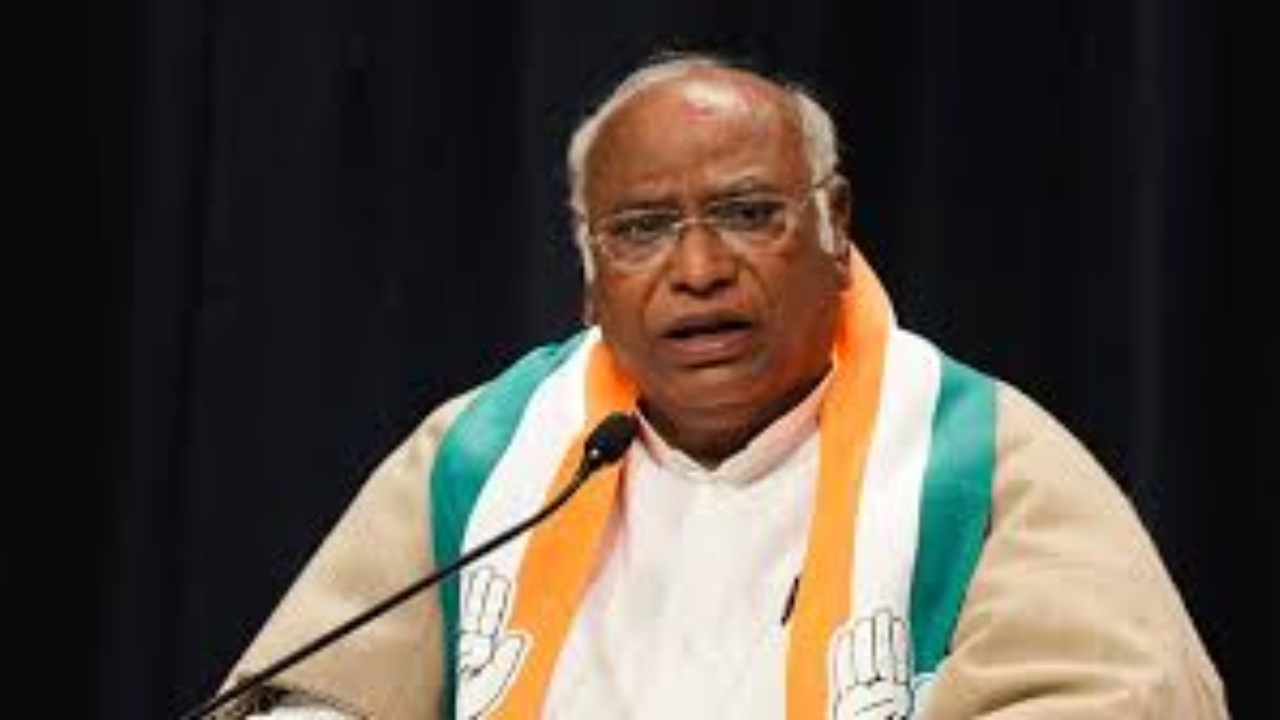 Mallikarjun Kharge ने पीएम के ‘मुजरा’ टिप्पणी पर किया हमला, कहा- ‘उन्होंने बिहार का अपमान किया है’