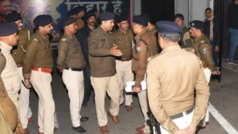 Police Attack: शराब पकड़ने गई पुलिस के गाड़ी को गांव वालों ने की तोड़फोड़, आरोपियों पर FIR दर्ज