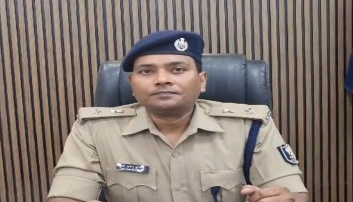 Chhapra News: ड्यूटी पर सोते हुए पुलिसकर्मियों का वीडियो हुआ वायरल, कार्यवाही के साथ वेतन पर रोक