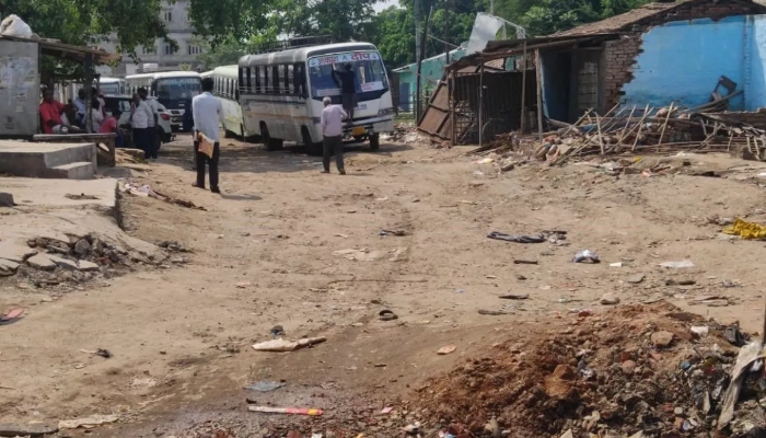 Sitamarhi Railway Station: स्टेशन परिसर पर सरकारी बसों का हो रहा है परिचालन, जाने पूरा मामला