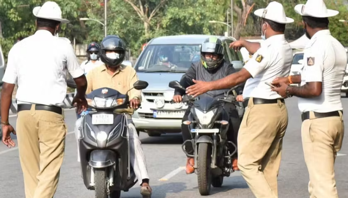 Traffic Police: कार में ठोकर लगने की शिकायत पर की ट्रैफिक पुलिस ने यह हरकत