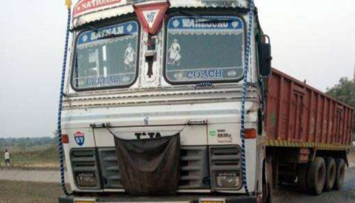 Truck Accident: युवक का पैर कटकर अलग हुआ, मदद के बजाय लोगों ने बनाया वीडियो