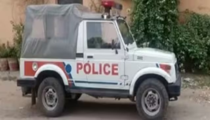 Police Jeep: बदमाशों ने लिया पुलिस से बदला, जीप चुराकर गड्ढे में लुढ़काया