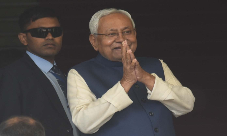 CM Nitish Kumar: चुनाव के नतीजे से पहले CM नीतीश कुमार दिल्ली रवाना, BJP नेताओं से हो सकती है मुलाकात