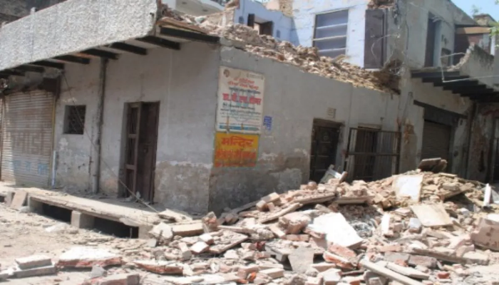 House Collapsed: बाजार के बीच बना सालों पुराना मकान हुआ ध्वस्त