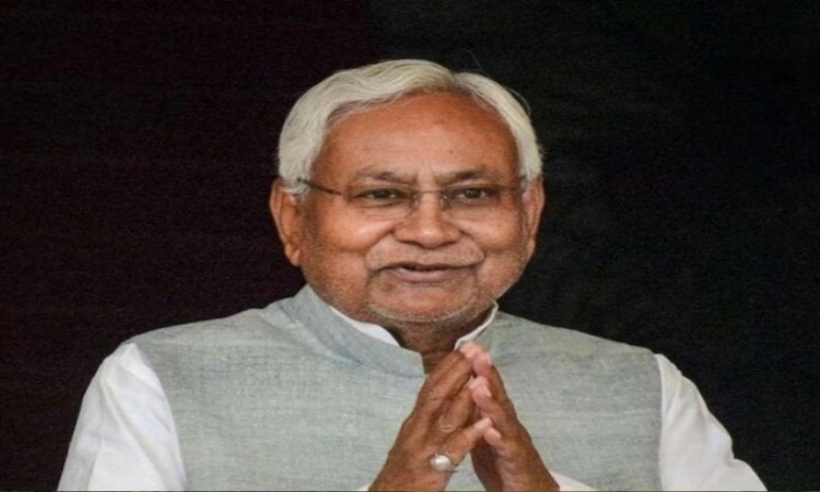 Nitish Kumar: भरी सभा में किसके पैर छूने लगे मुख्यमंत्री नीतीश कुमार, जानिए पूरा मामला