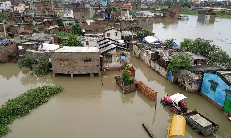 Bihar Flood: बाढ़ से बेहाल हुए लोग, घरों में घुसा पानी जानें आपके जिले का हाल