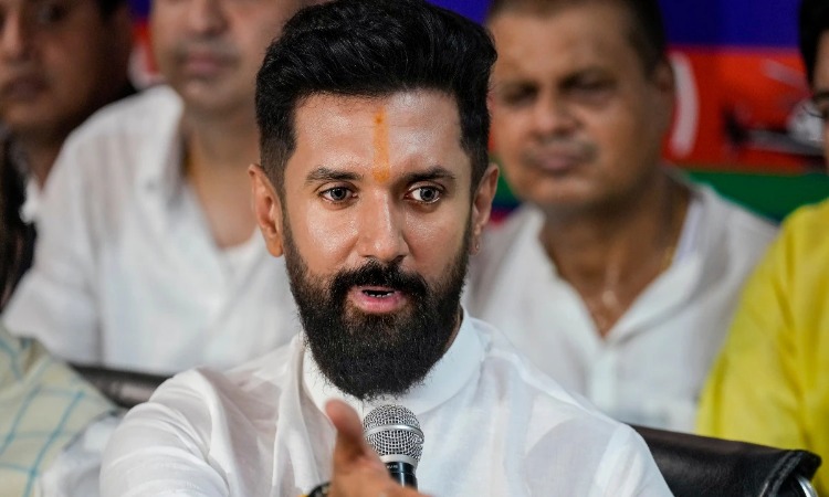 Chirag Paswan: गिरते पुलों पर चिराग पासवान का बड़ा आरोप, बोले- ” कहीं ना कहीं तो भ्रष्टाचार…”