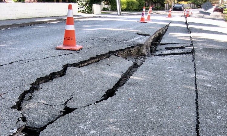 Road Broken: पुल के बाद सड़क हुई ध्वस्त, बेगूसराय की रोड टूटने पर लोगों में फूटा गुस्सा