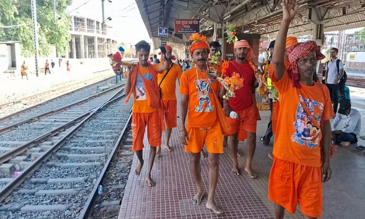 Nameplate Row: कांवड़ियों की सरकार से मांग, दुकानदारों का नाम लिखकर बताना बेहद जरूरी