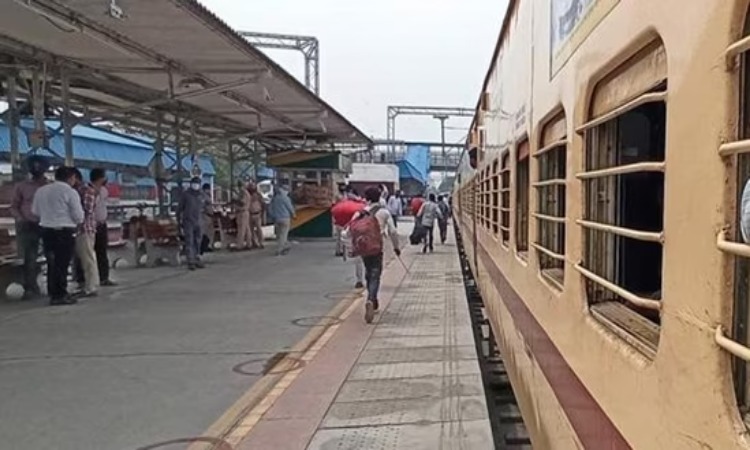 Railway Police: रेलवे पुलिसकर्मी ने बेरहमी से युवक की कर दी पिटाई, आंतें बाहर निकलीं