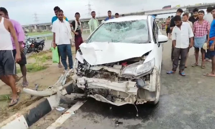 Road Accident: भीषण सड़क हादसा! डिवाइडर से टकराई कार, कई लोगों को रौंदा