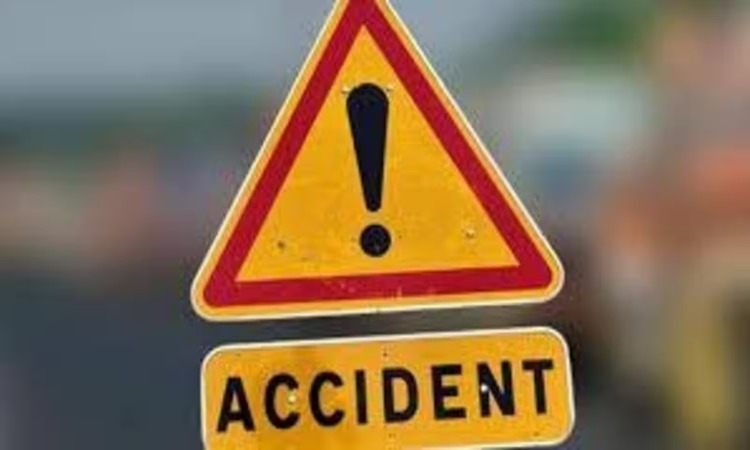 Road Accident: चलती कार पर पलटा सीमेंट भरा ट्रक, महिला दरोगा और चालक की हुई मौत