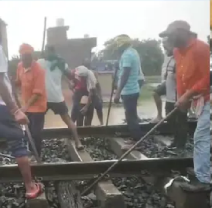 Railway Track Collapse: 5 पुल के गिरने के बाद अब धंसी रेलवे की पटरी, टला हादसा